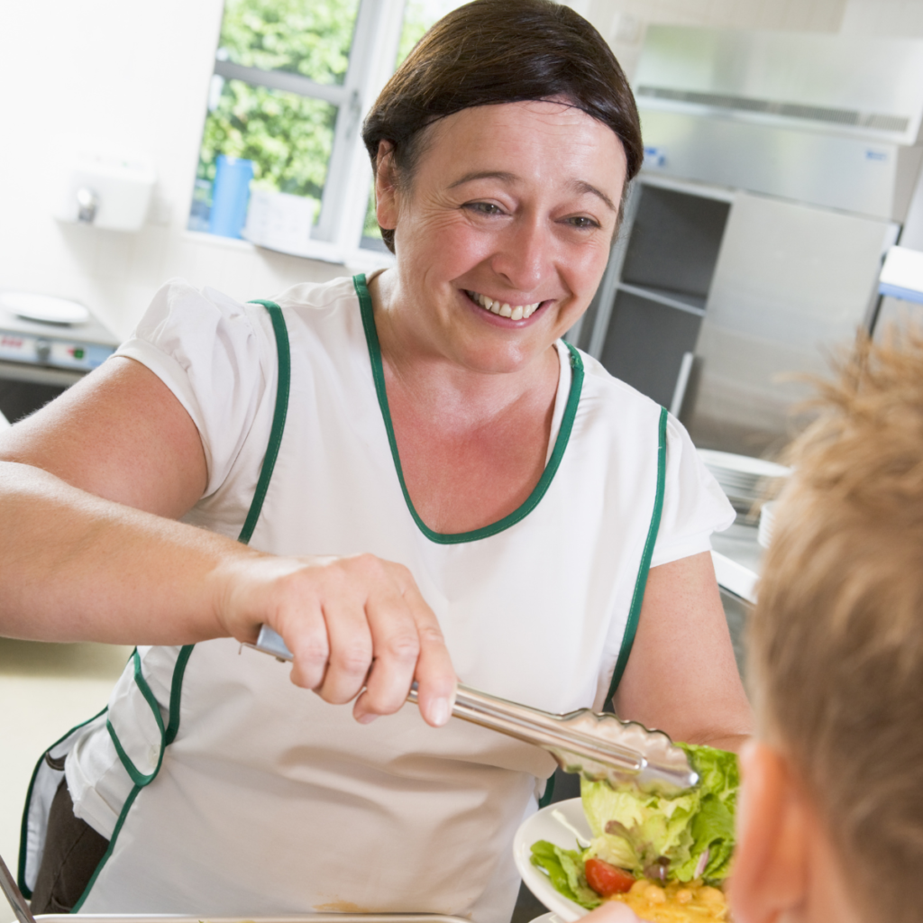 femme repas restaurant collectif école entreprise